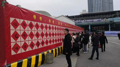 書香氣 百福迎送賓朋 愛心溫暖鷺島 東渡二小學生書寫百福在廈門火車站廣場祝福來往旅客