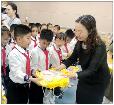 民進廈門市委舉辦“悅讀福袋傳遞愛”活動 助推仙岳小學“書香校園”建設